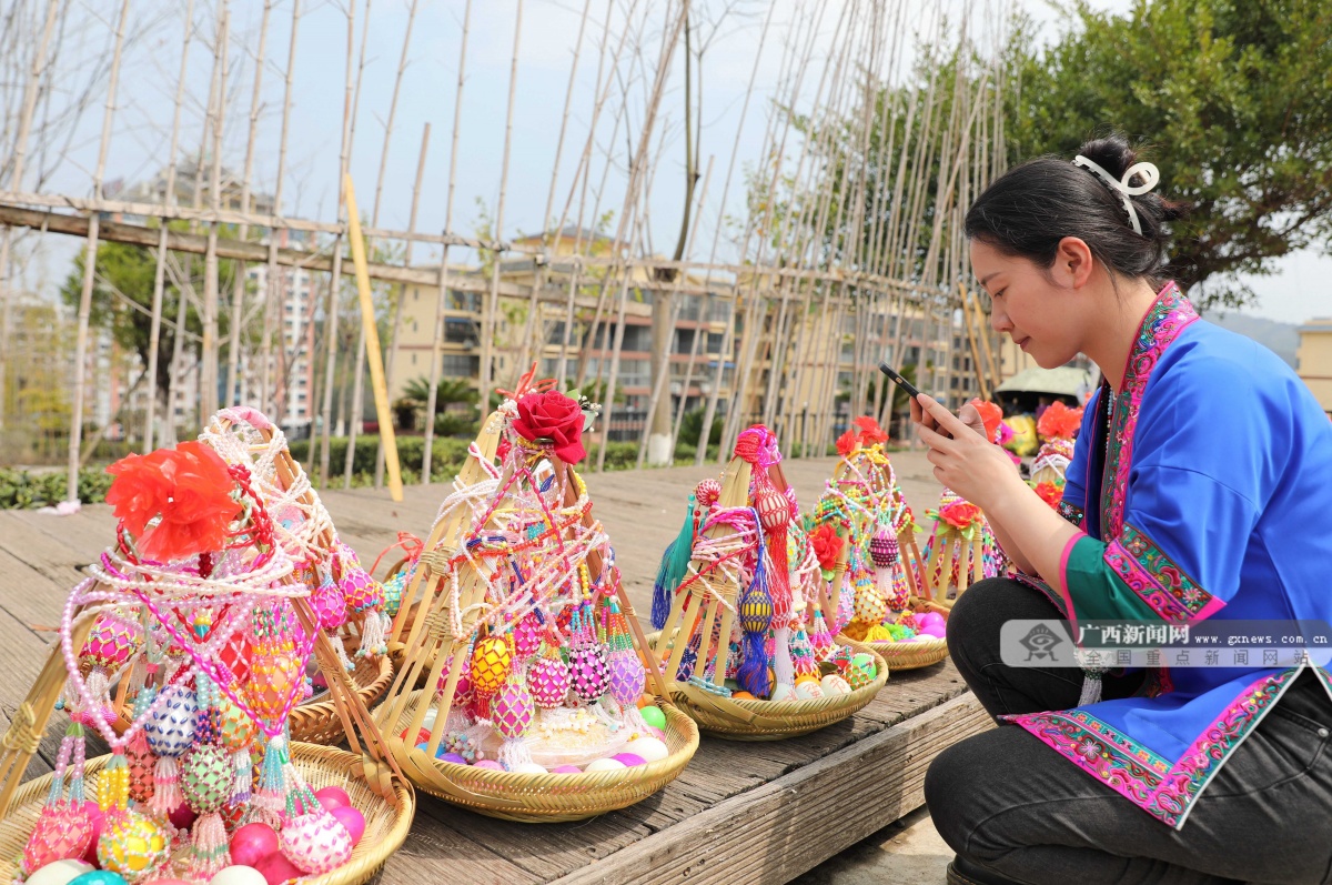 一名女子在拍摄彩蛋