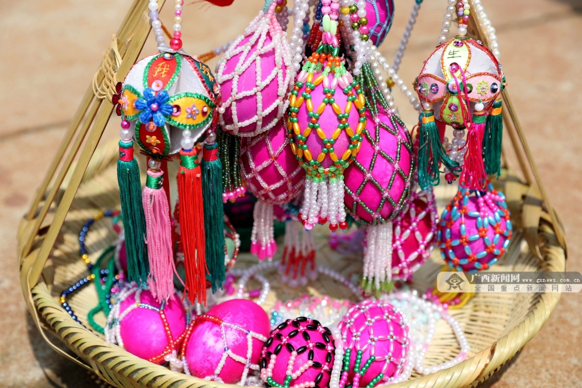 以民俗游行,舞蹈,多耶,碰彩蛋等丰富形式,尽展侗乡多彩风情,企盼新的