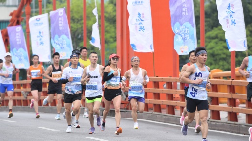 3万名马拉松运动爱好者在桂林鸣枪开跑