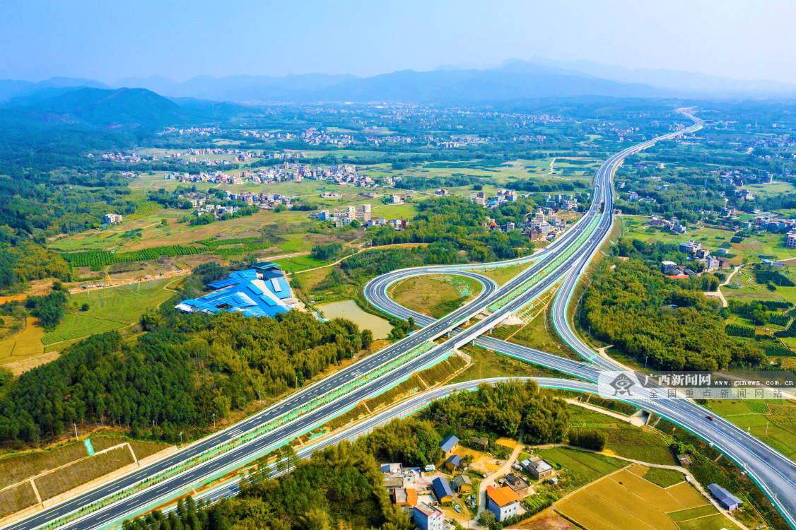 3月29日,平南至武宣高速公路(以下简称平武高速)建成通车,两地行车