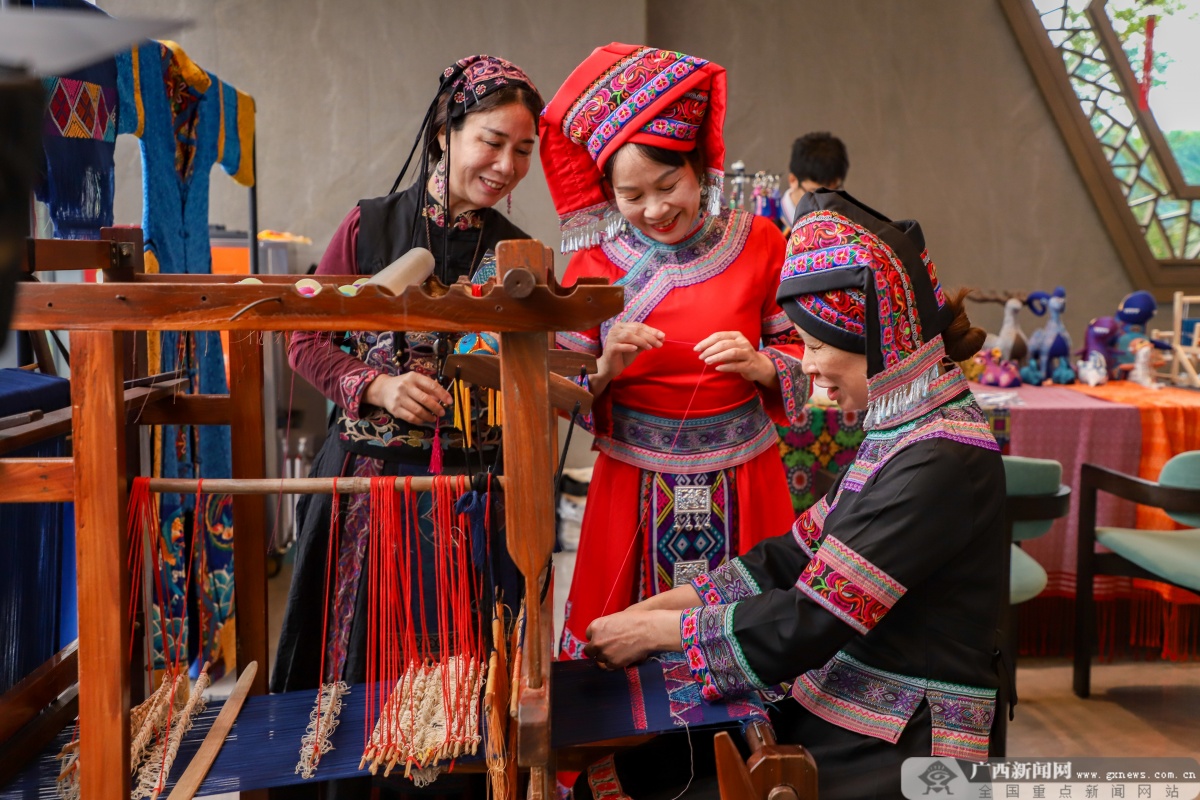 蓝染技艺传承人陈英红老师说道:"希望能将壮族织锦,绣球制作技艺传递