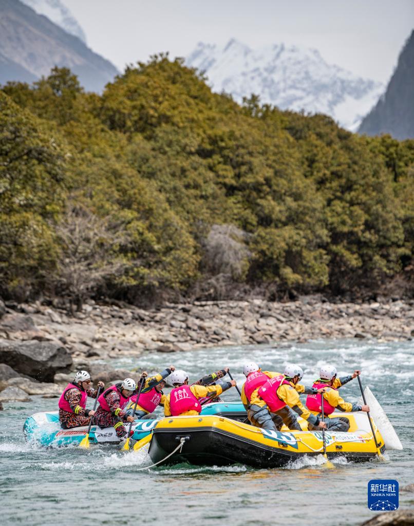 4月16日,在激流漂流筏绕标赛中,"河源水上运动协会漂流队"选手(左)在