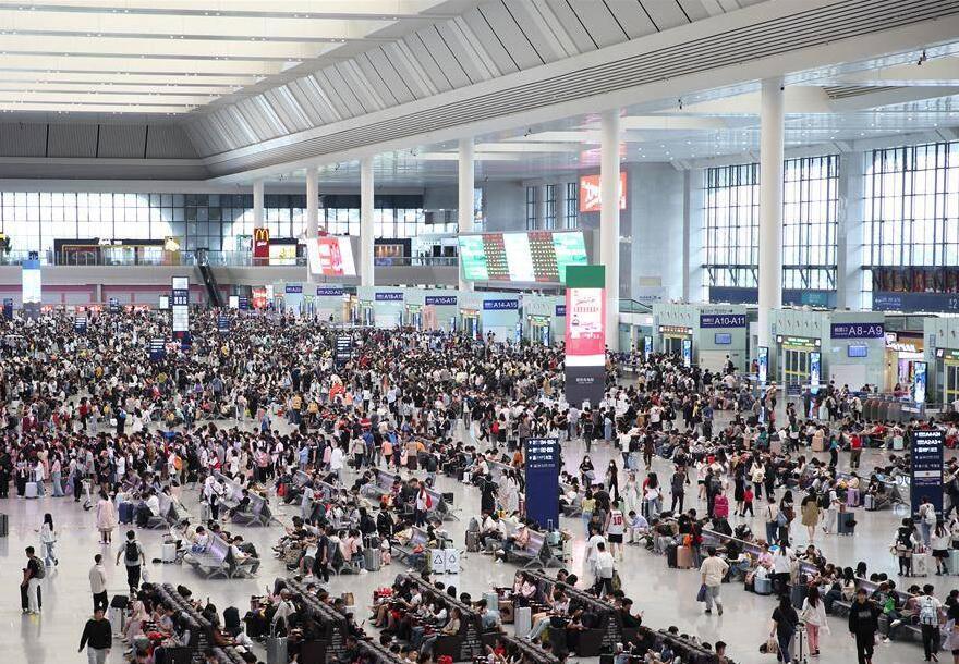 “五一”假期首日，广西铁路部门发送旅客70.7万人次