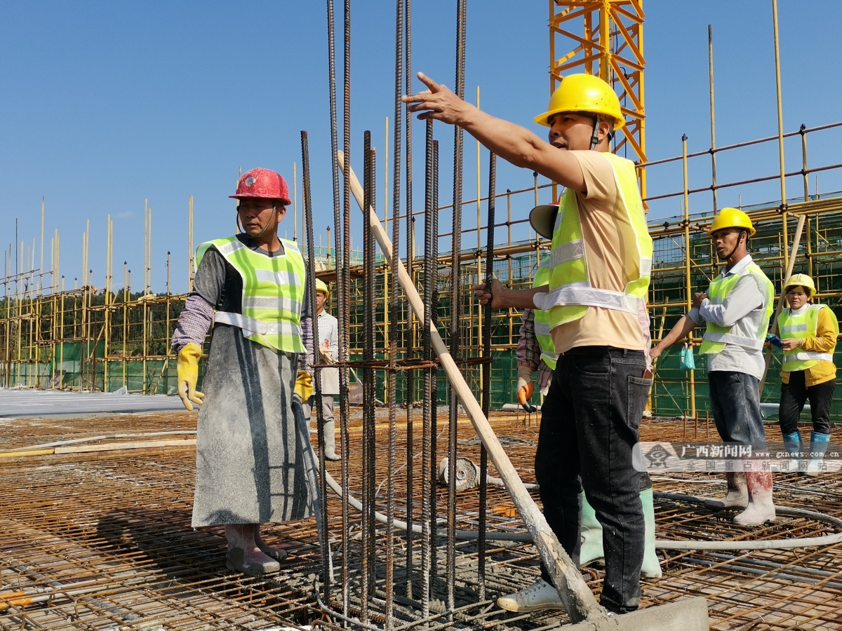 芒果体育广西建工集团二建公司在建项目五一“不打烊”(图6)