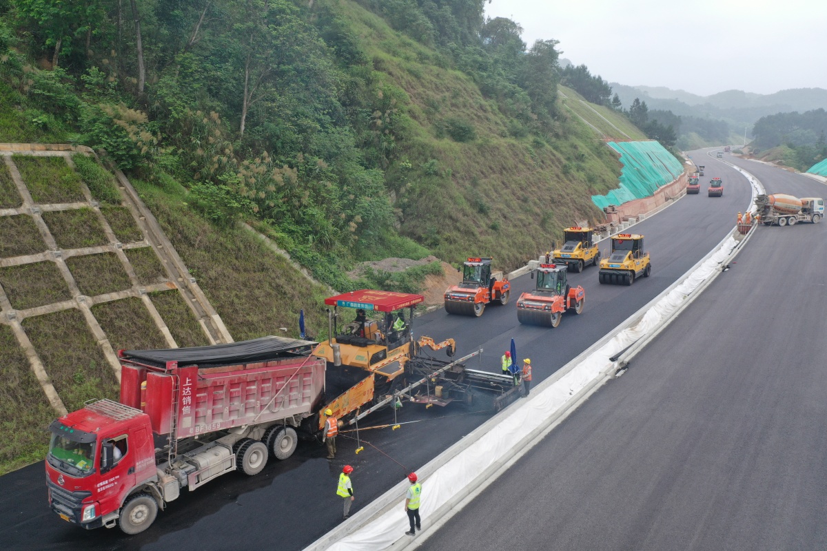 五一奋战不停歇崇爱高速全力冲刺保通车