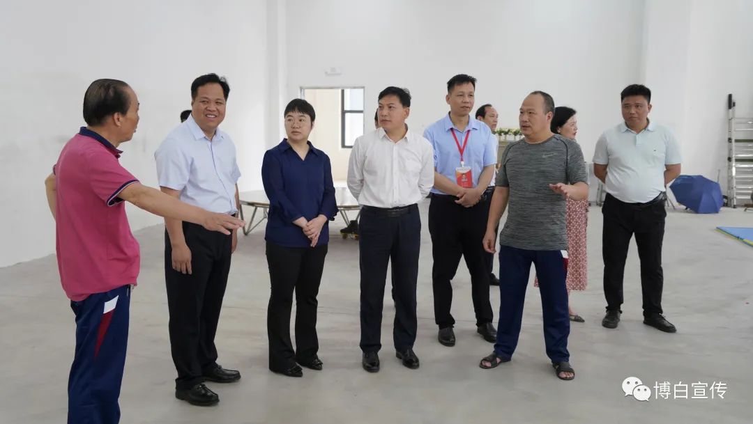 5月4日,博白县委书记孙国梁在县城区开展五四青年节主题调研.
