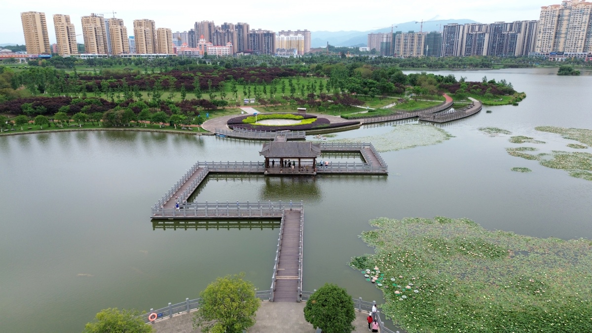 5月8日，贺州市爱莲湖公园内，爱莲湖湖水清澈，绿色环绕，亭台楼阁相映