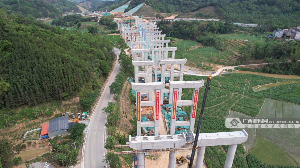巴羌高速通车后,将拉近河池"东巴凤天"片区与南宁之间的时空距离.