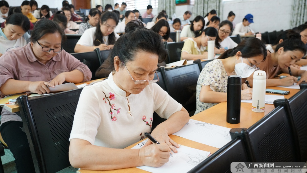 方老師從最基本的握筆,筆畫,坐姿及毛筆書法的基本技巧教學著手,示範