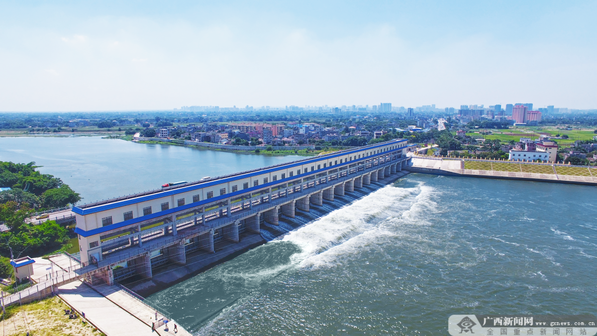 是一座以灌溉,供水为主,兼有挡潮,航运,交通等综合利用的大型水闸工程