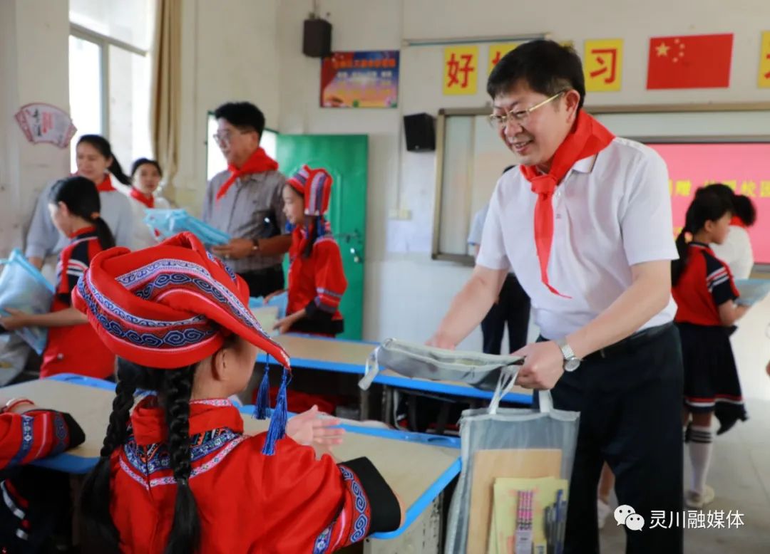 5月31日,县委书记胡焕忠走进定江镇中心校看望慰问师生,向孩子们送去