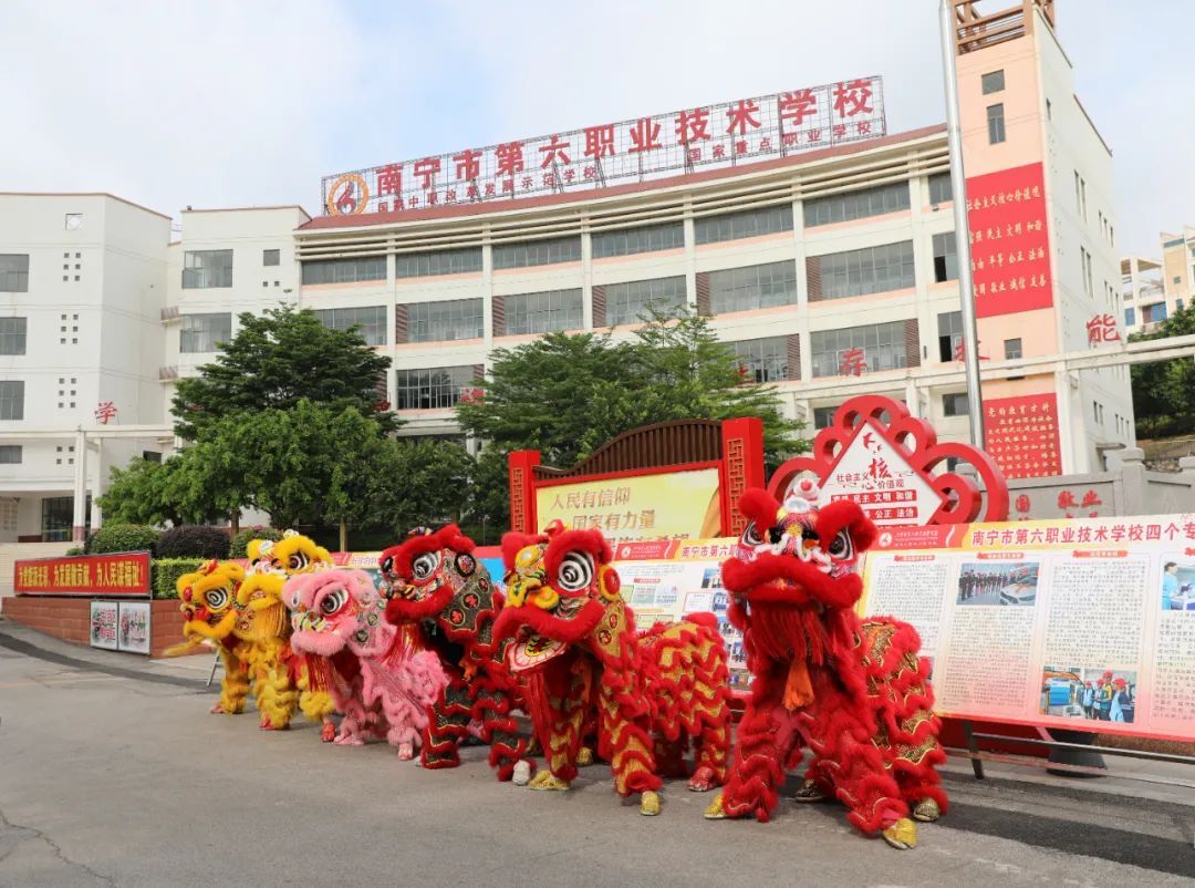 兄弟学校教师代表,高校专家代表,新闻媒体记者走进南宁市六职校,通过