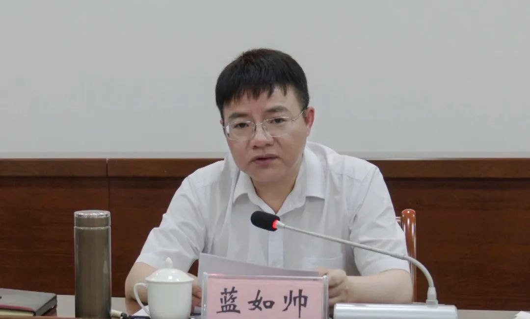 6月5日,天峨县召开抗旱工作会议,县委书记蓝如帅作讲话,县长王炳卜