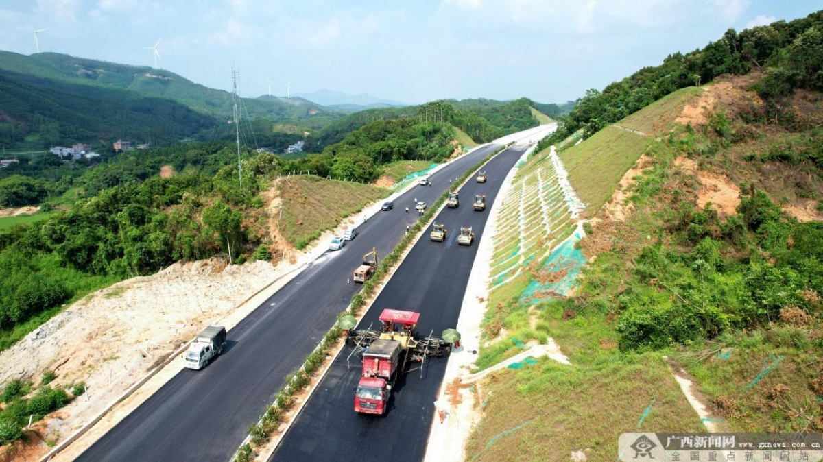 当前南湛高速正在进行大面积路面施工,繁忙的景象令现场施工气氛显得
