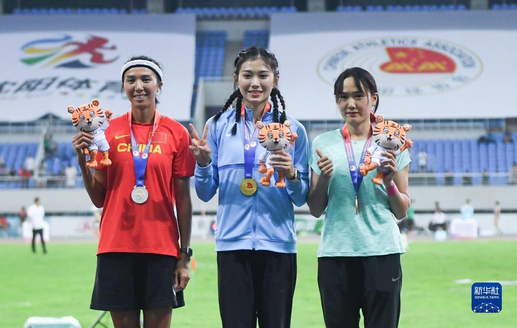 田径全国冠军赛女子100米栏吴艳妮获得冠军8