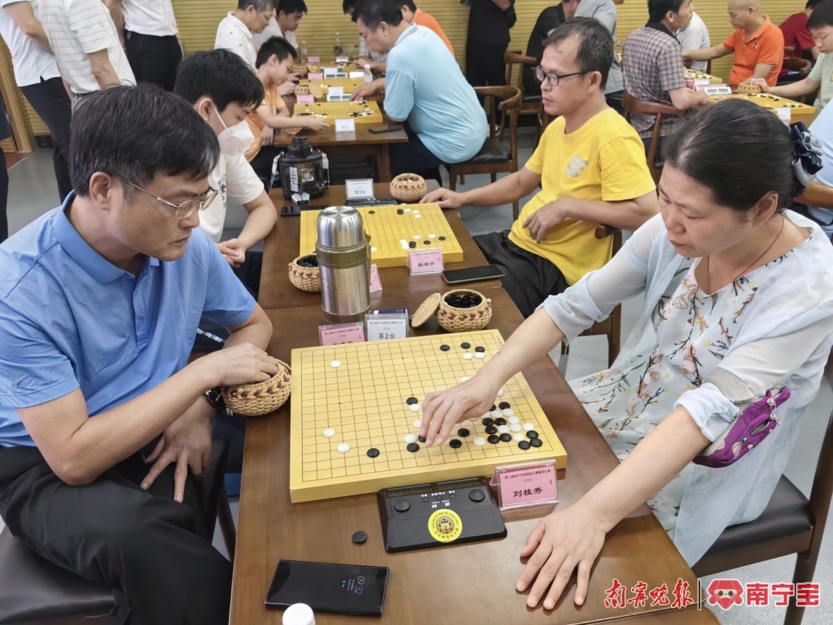 南寧174名圍棋手上演棋王爭霸賽不乏青少年棋手