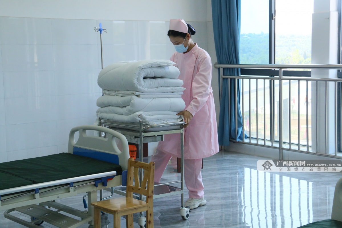 郑州医药健康职业学院的学生进行护理铺床训练