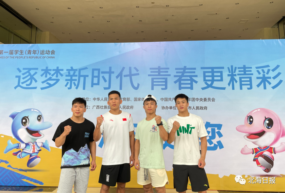 4名摔跤运动员“闯”进冲浪比赛现场，为家乡健儿加油助威