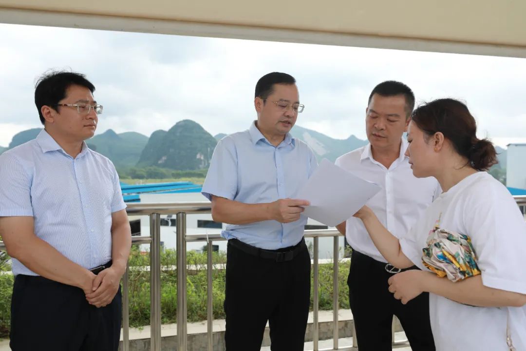 忻城县委书记韦猛带队深入忻城县乡村振兴五大产业项目现场办公,详细