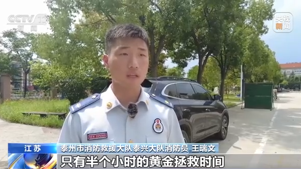 带娃心累的图片卡通_男孩被锁车内父母心疼玻璃不愿砸_女子带娃学车教练成临时保姆