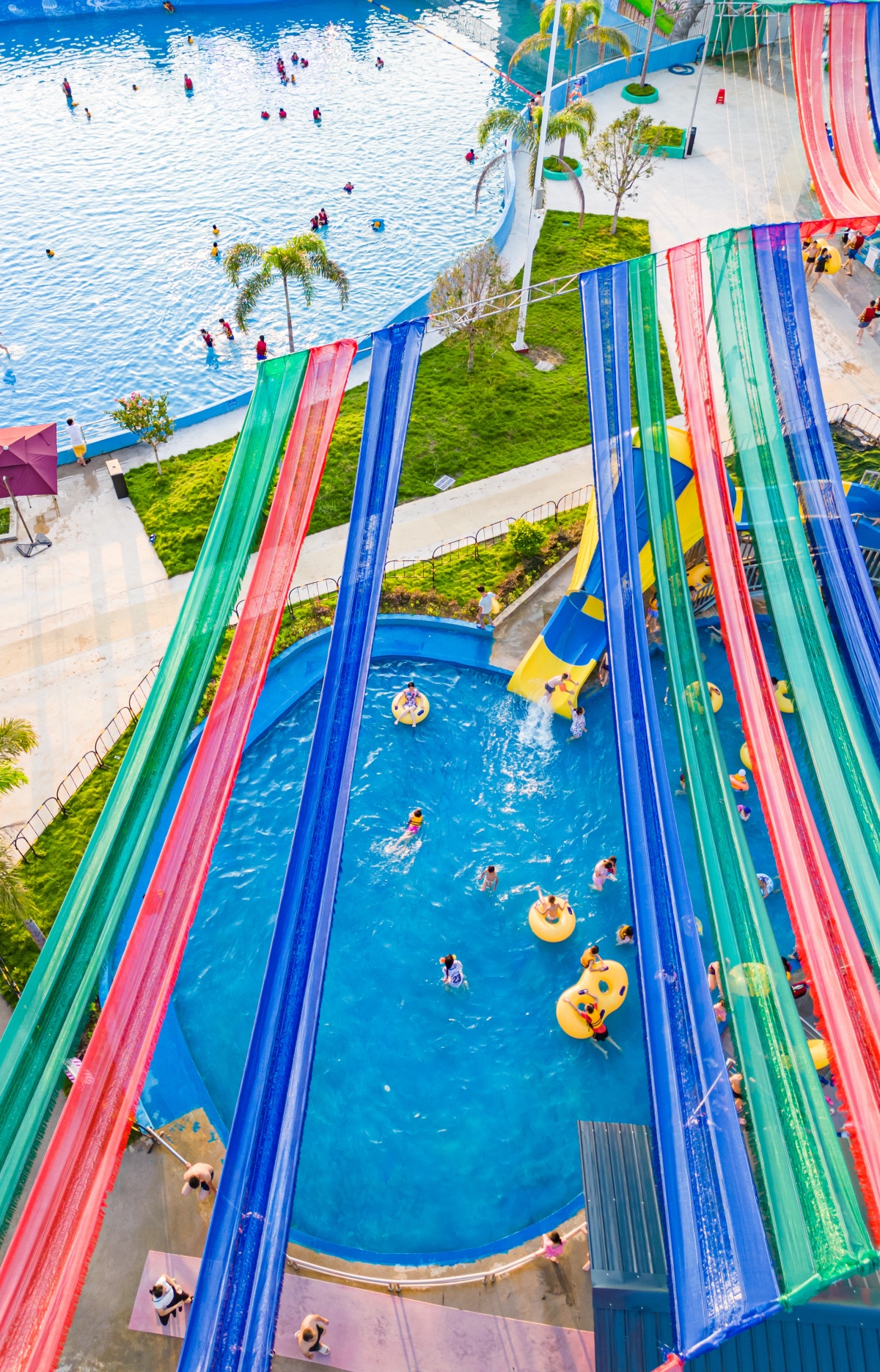 7月11日,在贺州市城区的一处水上乐园,市民在戏水避暑,乐享清凉.