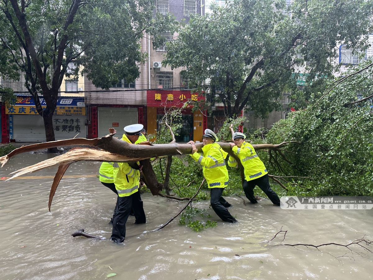 合浦公安全警坚守抗台风救援一线