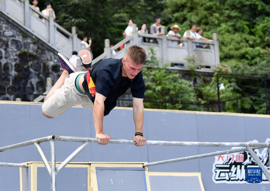 极限运动——天门山云纵天梯跑酷大赛成人技巧决赛赛况-广西新闻网