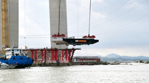 龍門大橋主航道橋首個鋼箱梁成功吊裝 抗風力超17級
