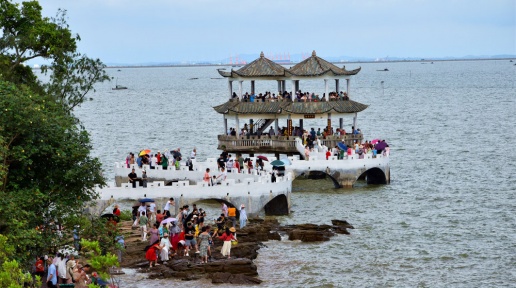 防城港：近萬游客和群眾簕山古漁村與浪共舞