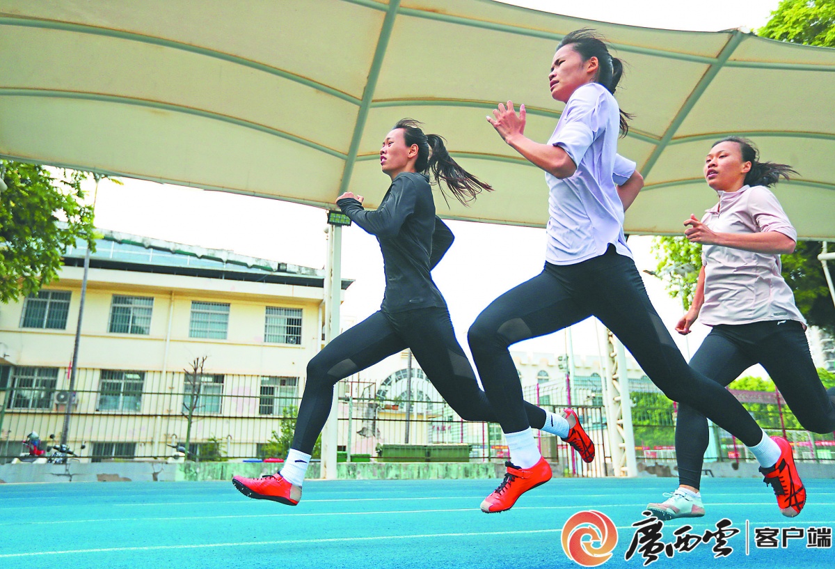女子中长跑运动员在训练。