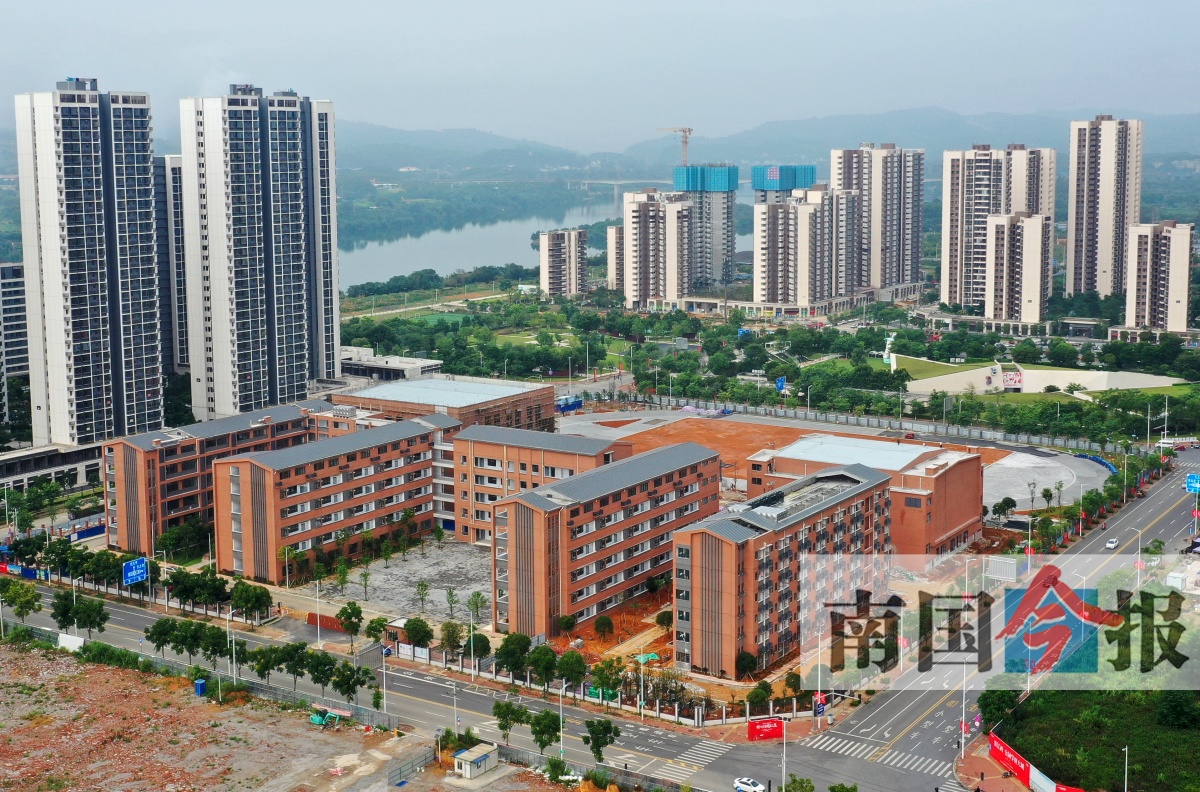 记者看到,柳州市第十五中学滨江西校区,外景已全部展现,工人在加紧