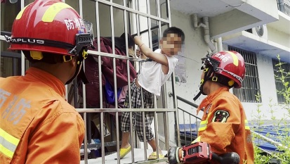 驚險！柳州5歲男孩被卡防盜網，身體被夾得通紅……