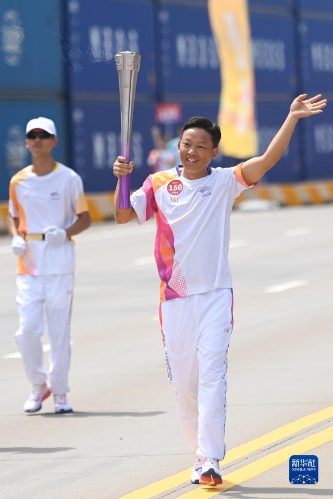 当日,杭州亚运会火炬在浙江省宁波传递.新华社记者 黄宗治 摄