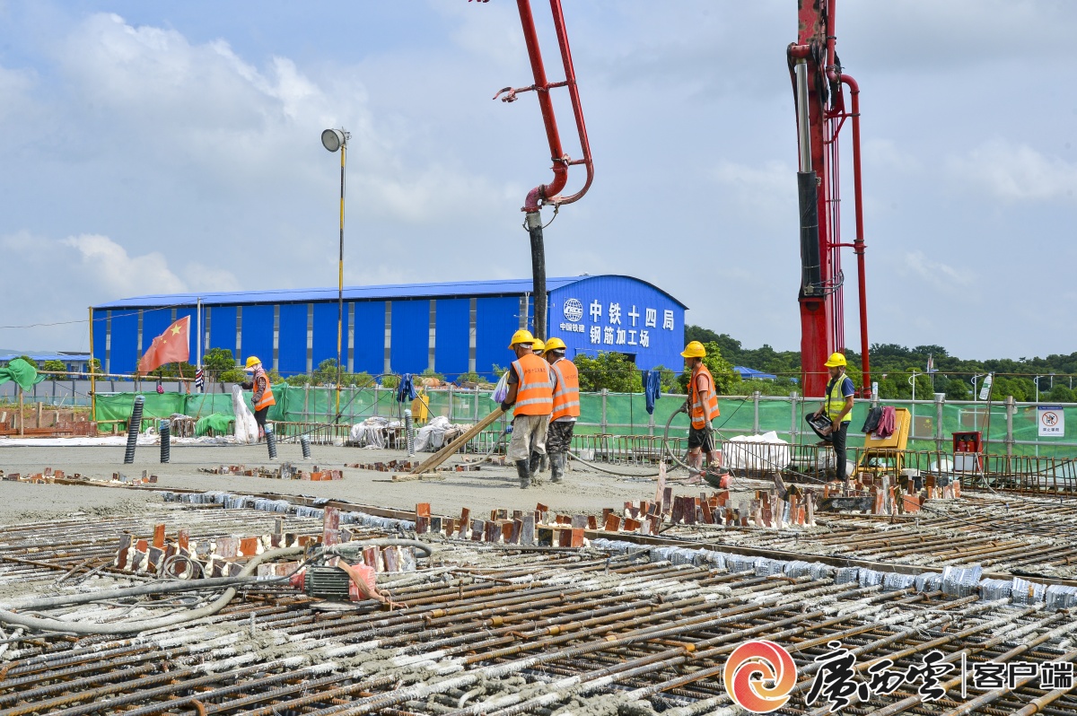 南宁吴圩机场改扩建工程北区飞机滑行道桥主体全部施工完成