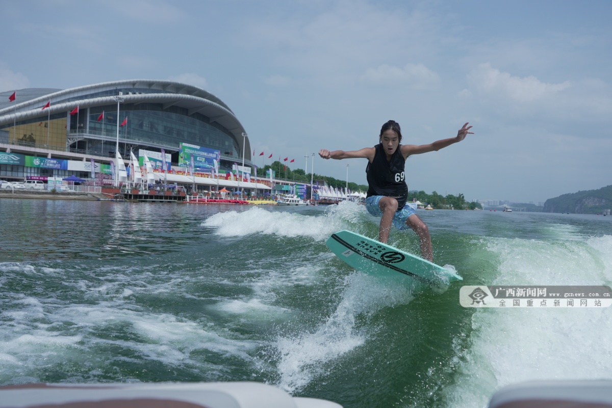 80名选手竞逐"柳州杯"尾波冲浪决赛-广西新闻网
