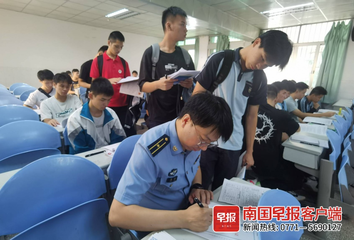 南宁180余名高中生参加空军招飞初选-广西新闻网