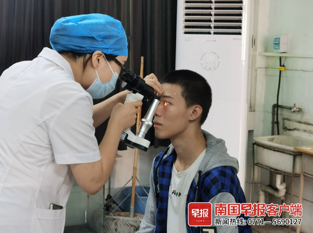 南宁180余名高中生参加空军招飞初选-广西新闻网