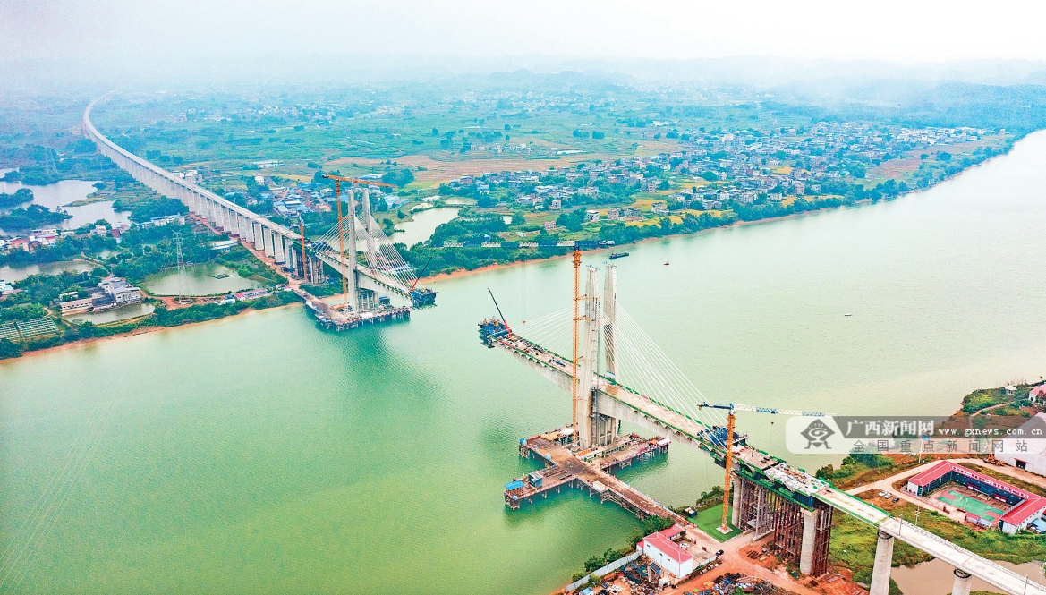 的南深高铁南玉段控制性工程——六景郁江特大桥首节钢箱梁成功安装