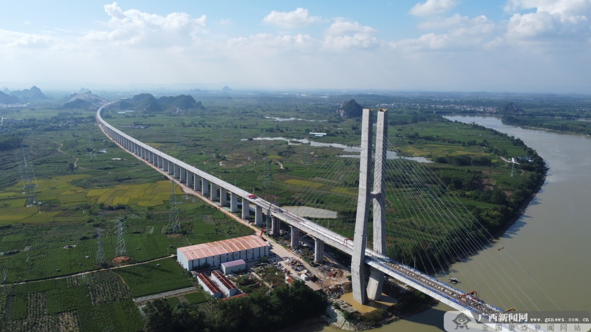 横州百合郁江特大桥建设迎新进展