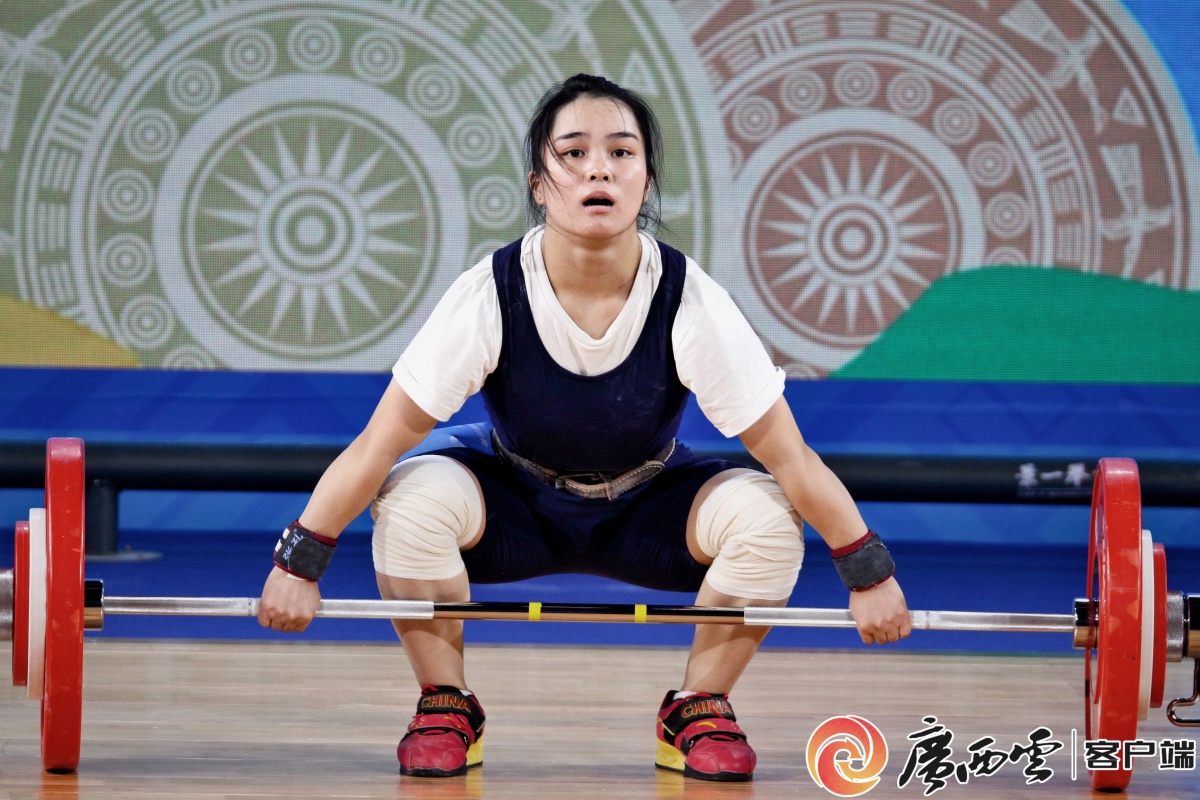 当日,湖南长沙市队胡玉婷以总成绩206公斤获得举重(公开组)女子49公斤