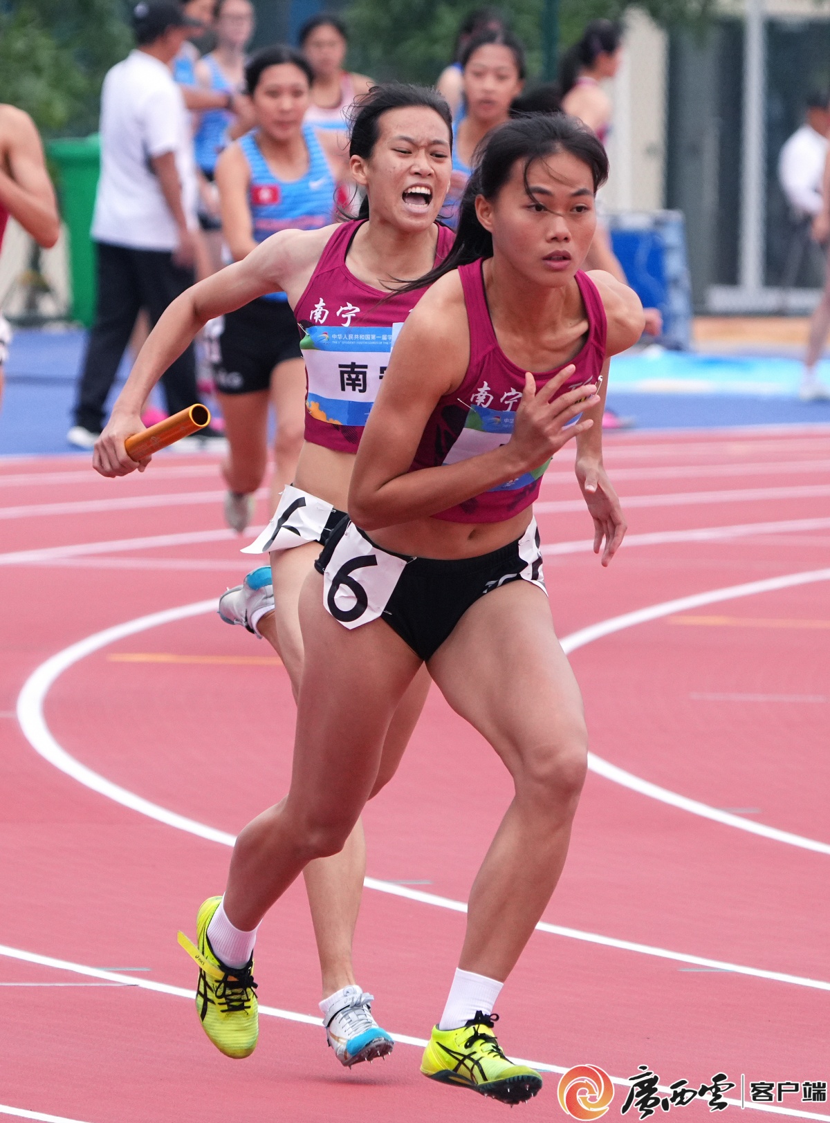 记者 周军 摄在当日下午举行的女子4×100米决赛中,南宁队的罗雯,刘庆