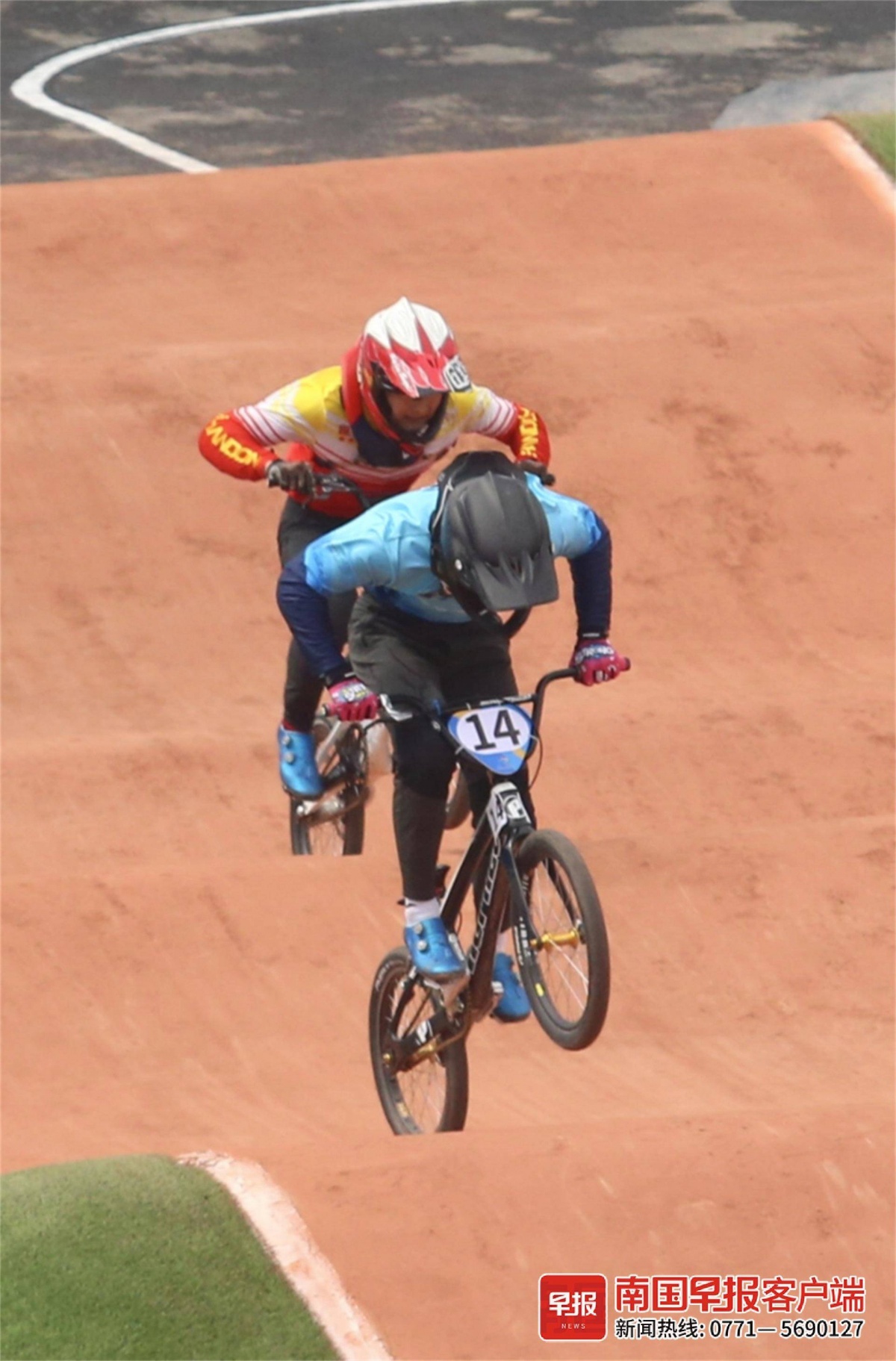 bmx小轮车选手在比赛中大炫车技.