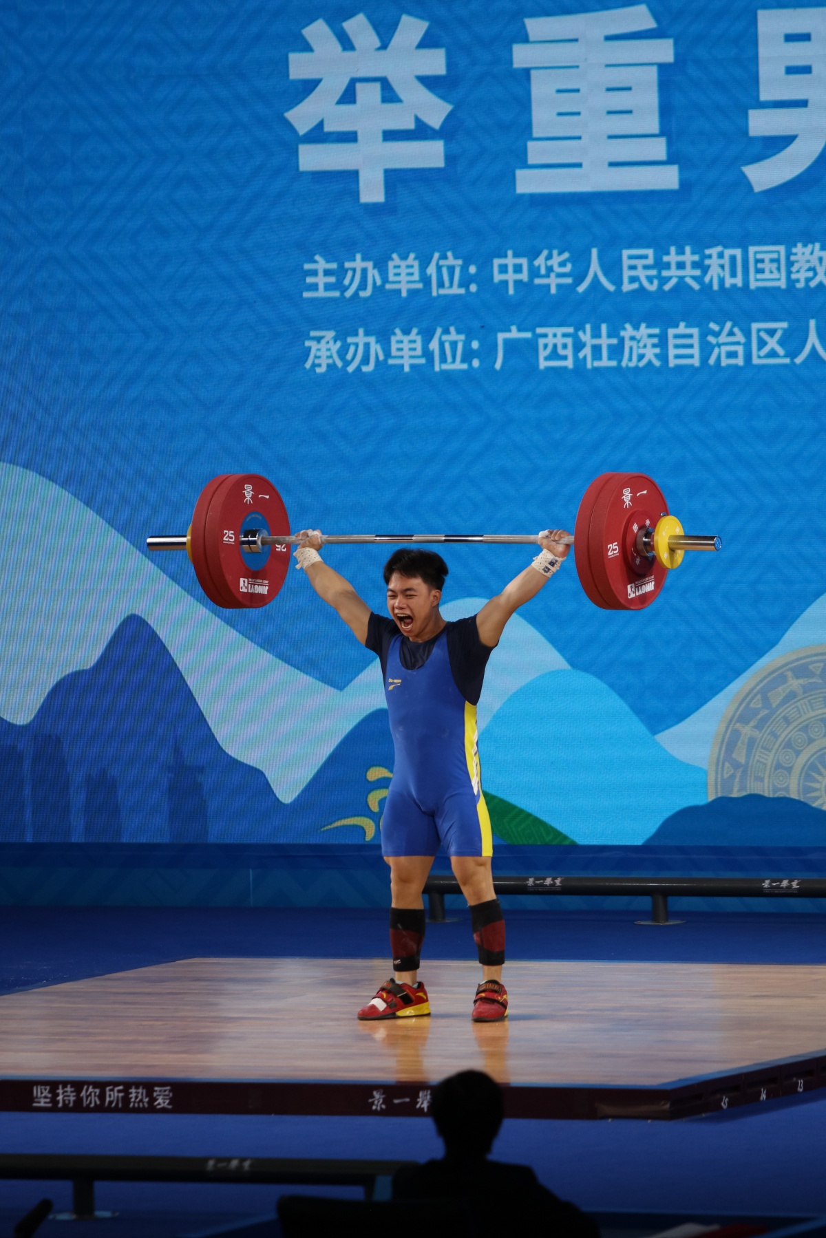 学青会现场|广西北海队韦海仙夺得广西举重首金并破同级别全国青年挺