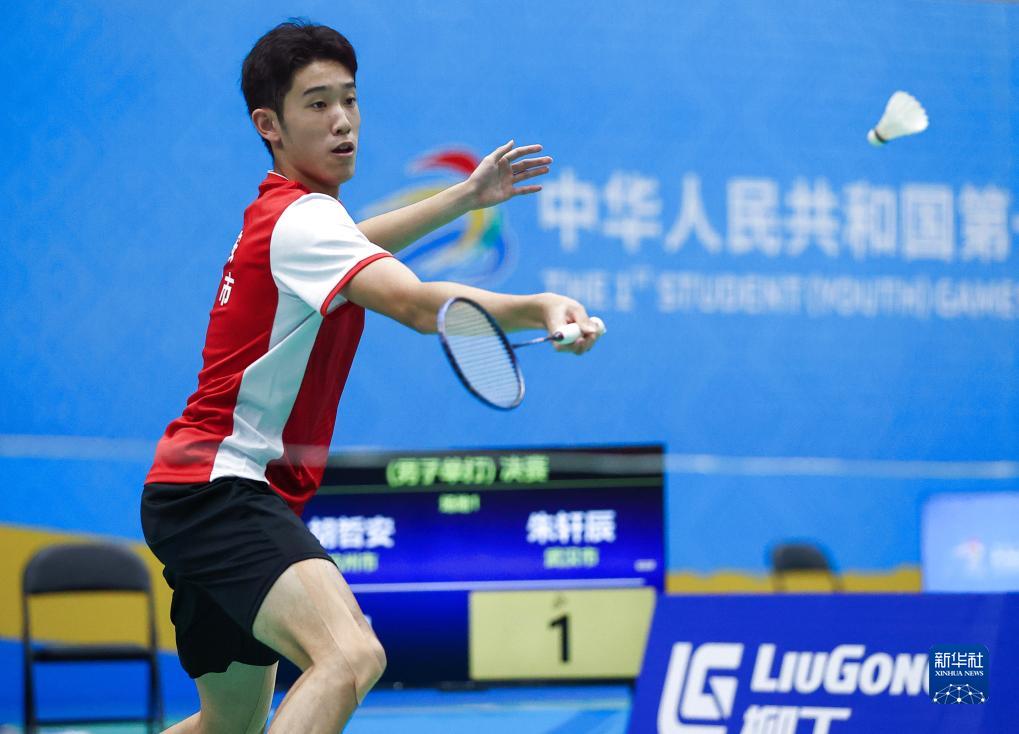 11月11日,杭州选手胡哲安在比赛中回球.新华社记者 杨植森 摄