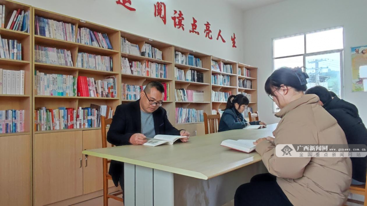 在荔城镇黄寨村农家书屋,更新补充的图书被整整齐齐地排列在书架上.