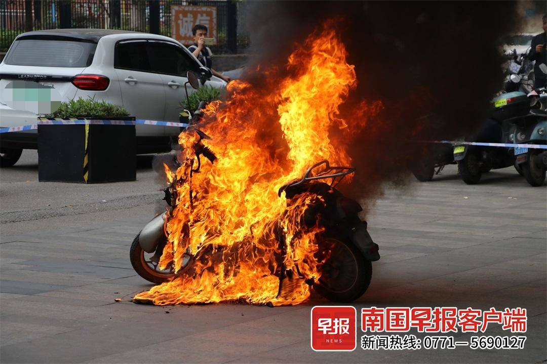 5分钟烧成空壳!这个实验让你看清电动车火灾的危害-广西新闻网