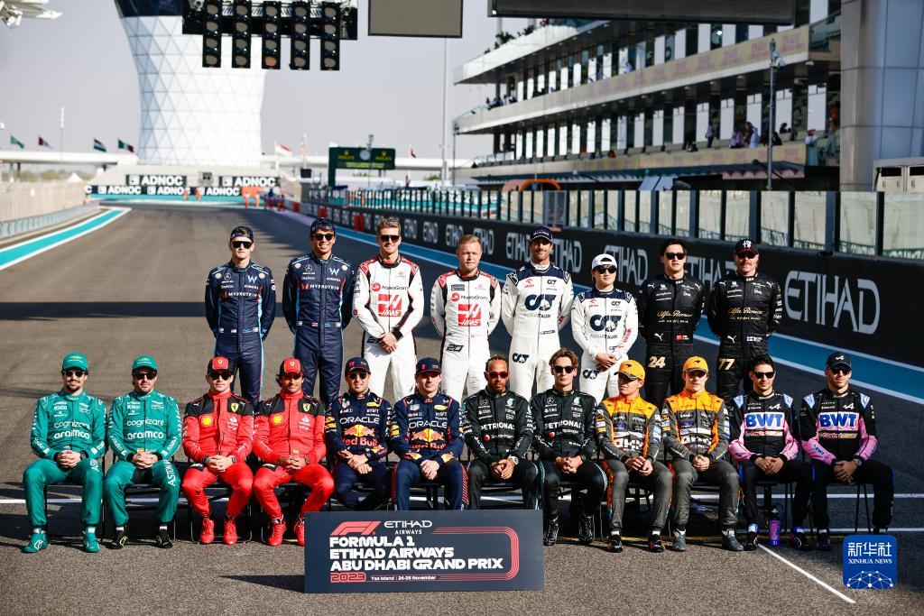 11月26日,正赛车手赛前合影.