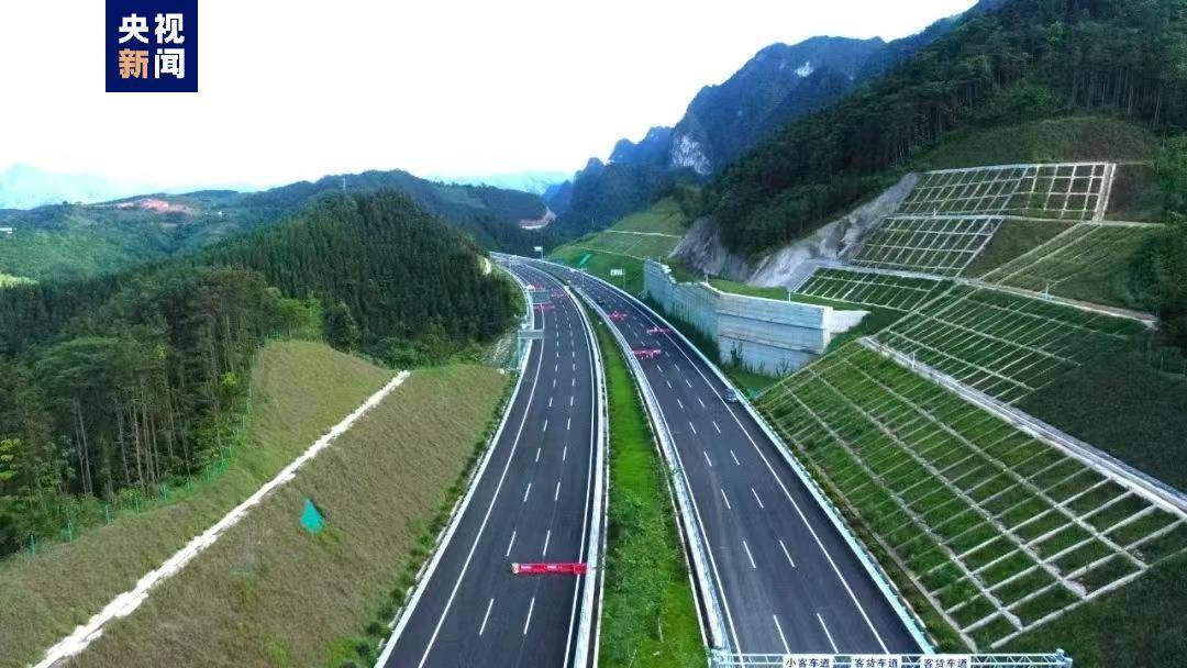 据了解,天巴高速路是《广西高速公路网规划》对接贵州的省际通道纵10
