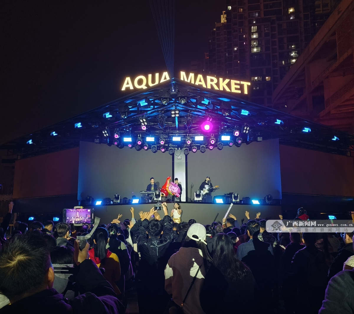 大舞台是电音风,演唱会的风格,主要是想要做成最嗨的夜市的效果