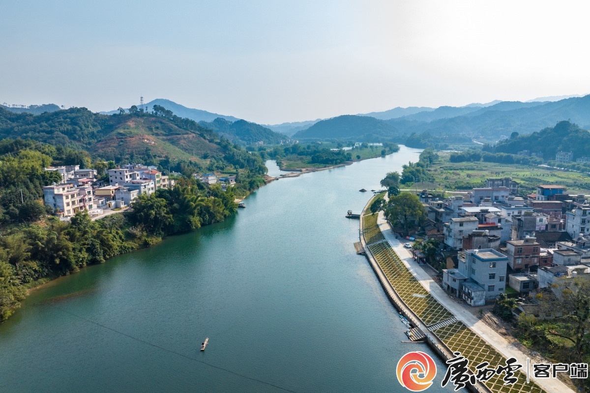 12月5日,无人机航拍视角下的蒙山县湄江河黄村镇新开村河段.